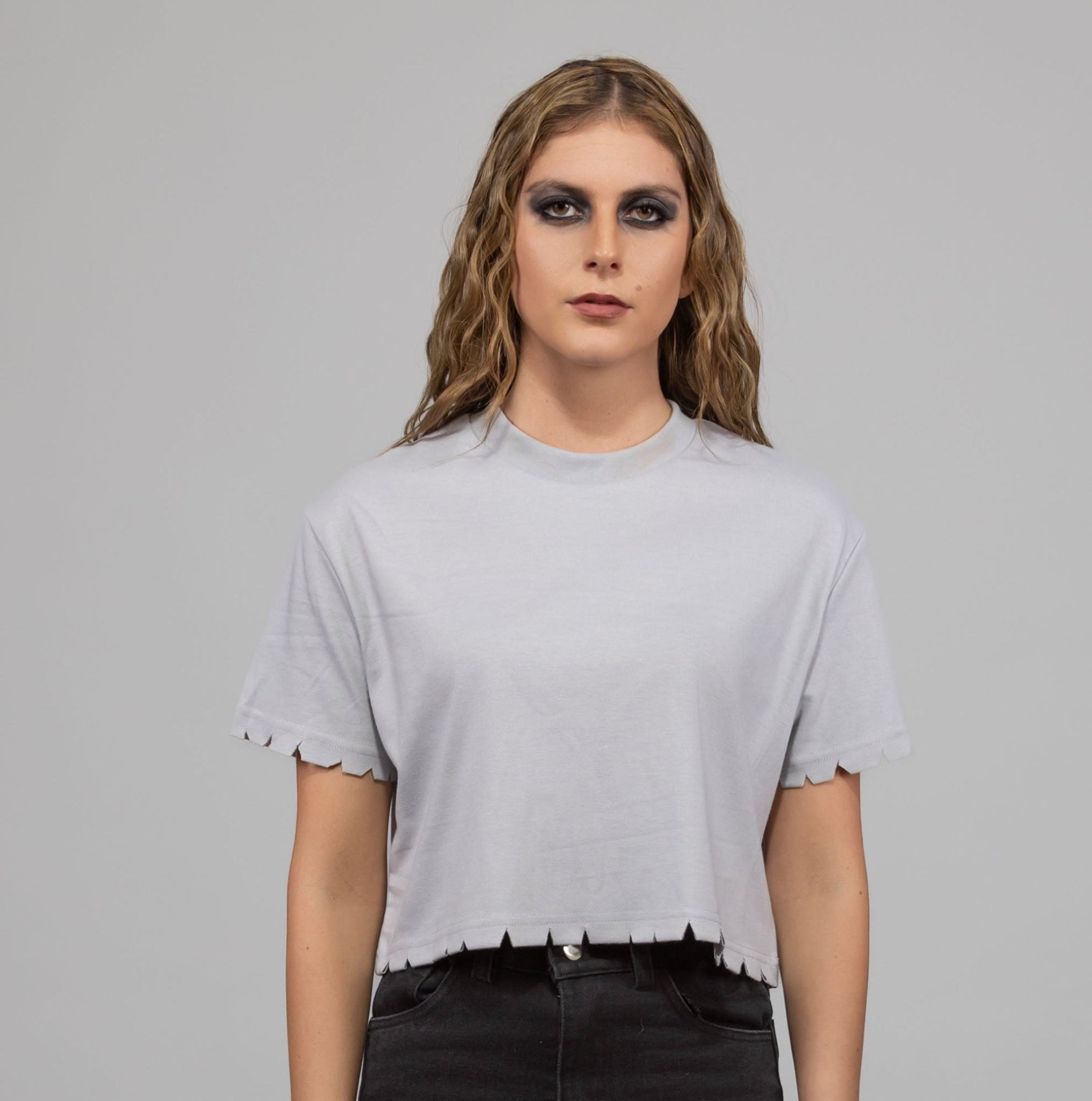 CROP TOP CORTE AMPLIO MANGA CON CORTES