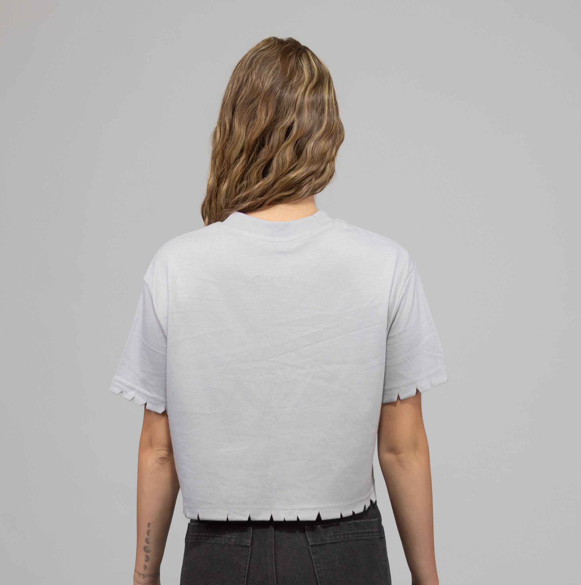 CROP TOP CORTE AMPLIO MANGA CON CORTES