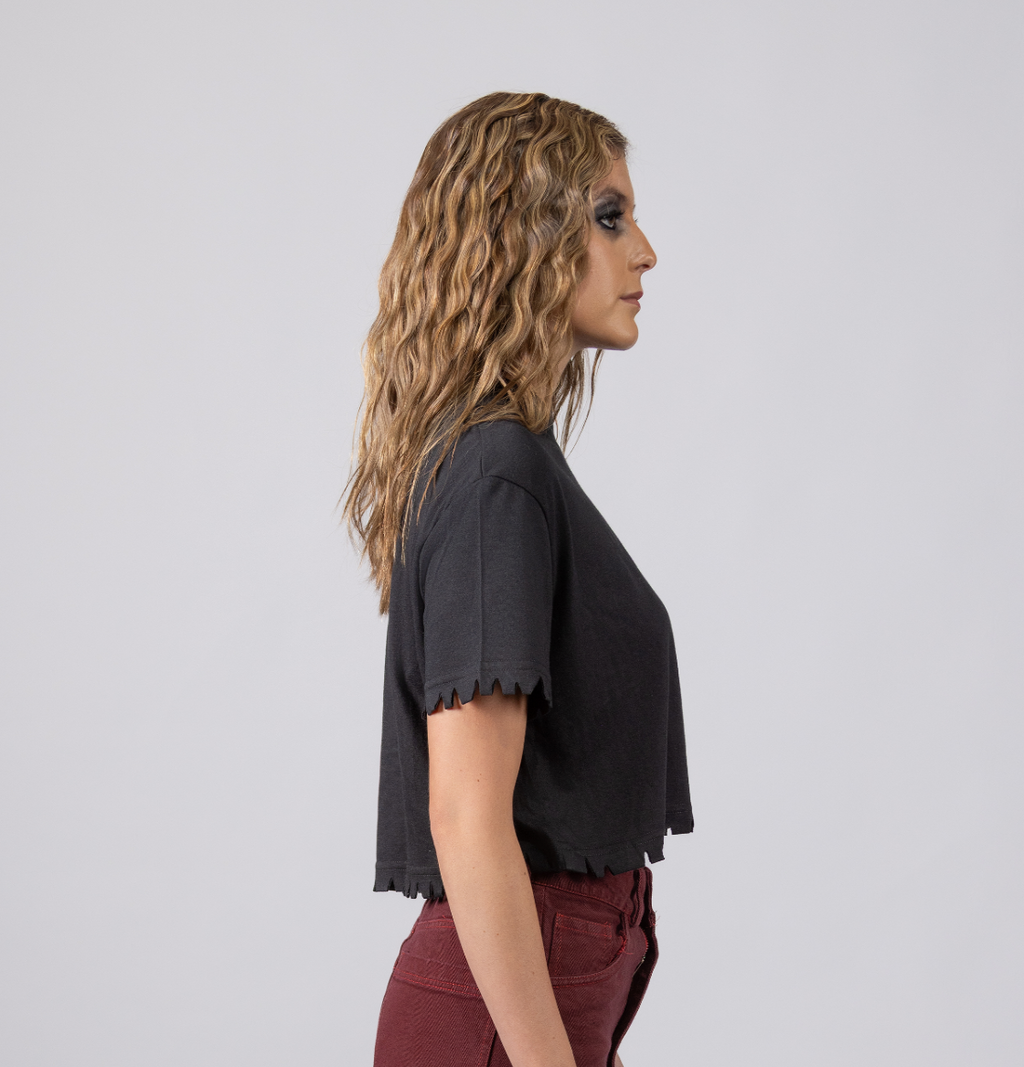 CROP TOP AMPLIO CON MANGAS CON CORTES
